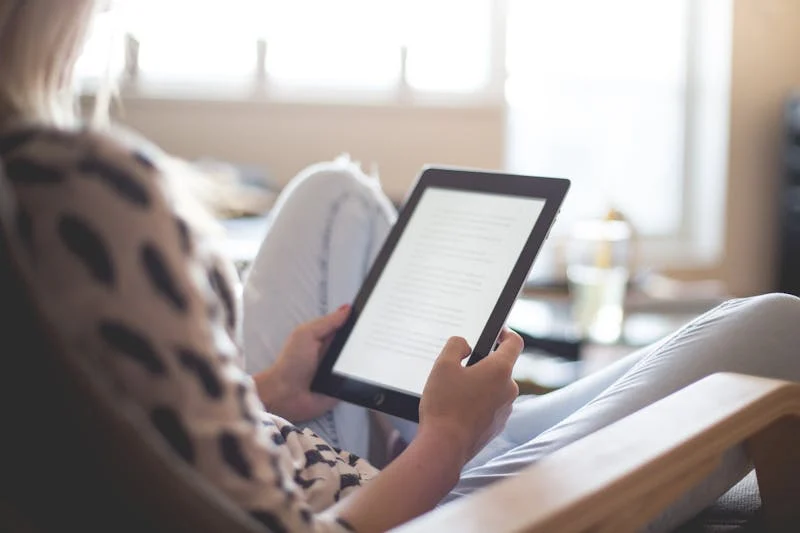 Esta muchacha estudia en su tablet una guía para su examen ceneval