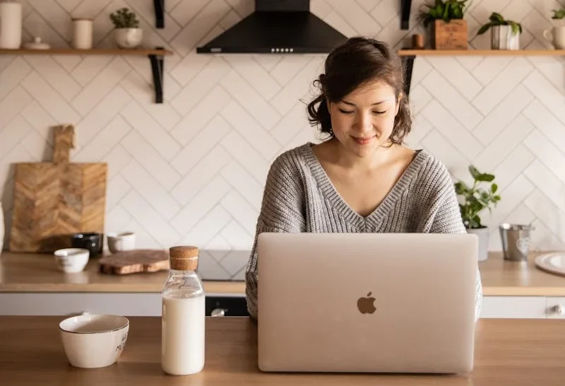 Persona estudiando y preparándose para su examen TOEFL