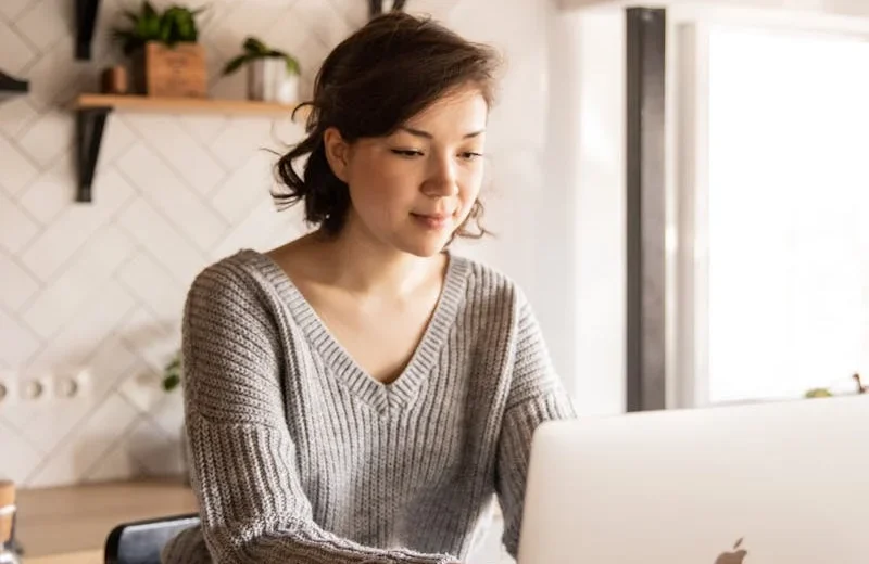 Joven estudiante mujer estudiando en su computadora