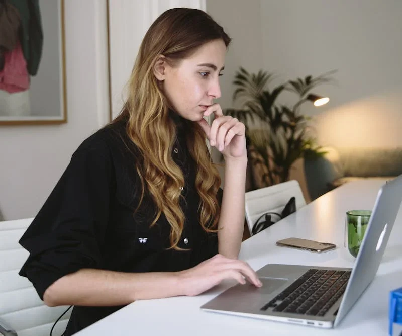 mujer estudiando una guía para el examen unico de bachillerato o preparatoria