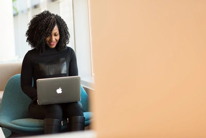 Mujer que esta aprendiendo en su computadora el examen exani iii del ceneval